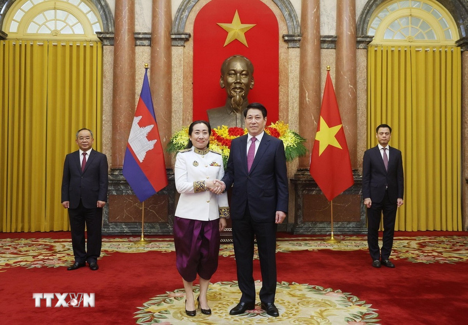 Chủ tịch nước Lương Cường với Đại sứ Campuchia tại Việt Nam Touch Pharat. (Ảnh: Lâm Khánh/TTXVN)