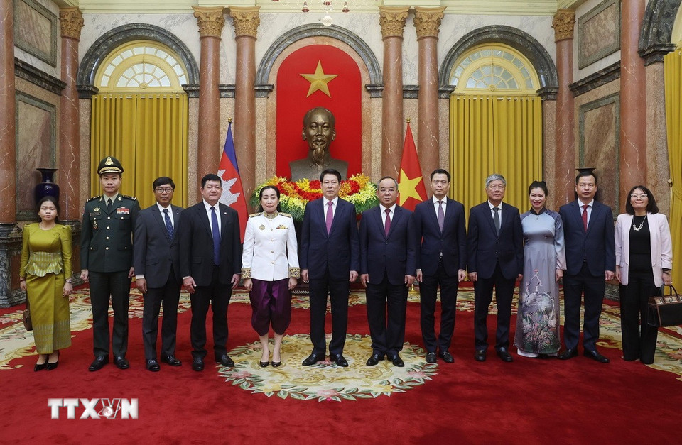 Chủ tịch nước Lương Cường với Đại sứ Campuchia tại Việt Nam Touch Pharat và các đại biểu. (Ảnh: Lâm Khánh/TTXVN)