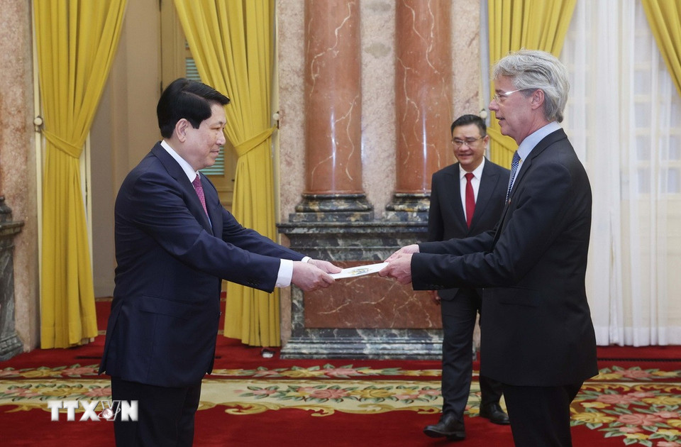 Chủ tịch nước Lương Cường nhận Quốc thư từ Đại sứ Dominica tại Việt Nam Jean-Francois Harvey. (Ảnh: Lâm Khánh/TTXVN)