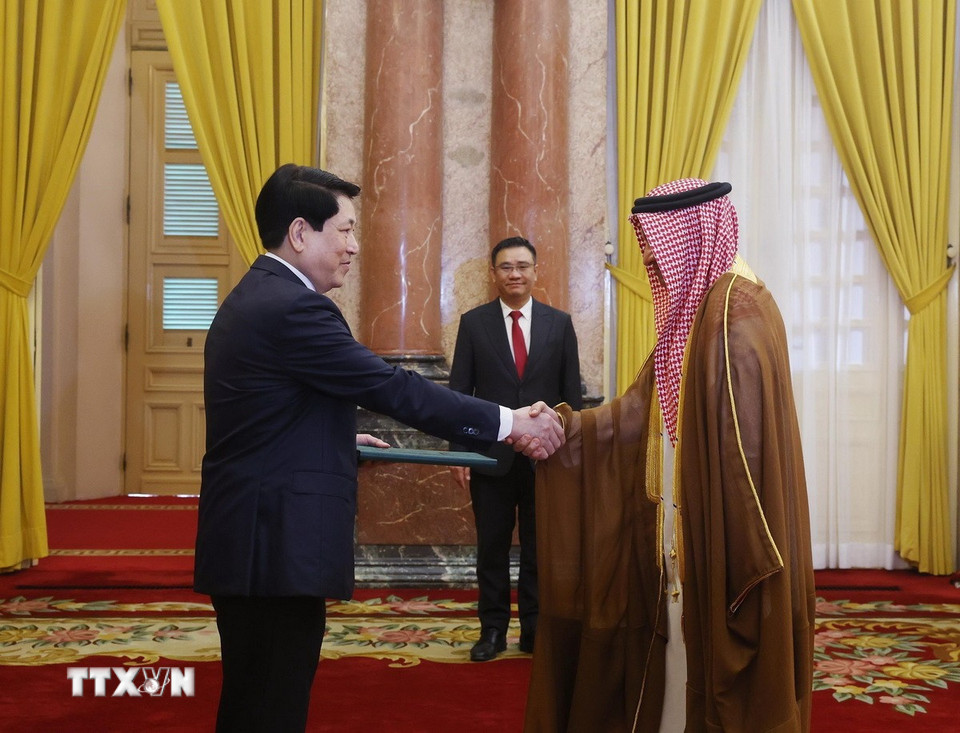 Chủ tịch nước Lương Cường nhận Quốc thư từ Đại sứ Vương quốc Saudi Arabia tại Việt Nam Thamer Mohammed al-Gosaibi. (Ảnh: Lâm Khánh/TTXVN)