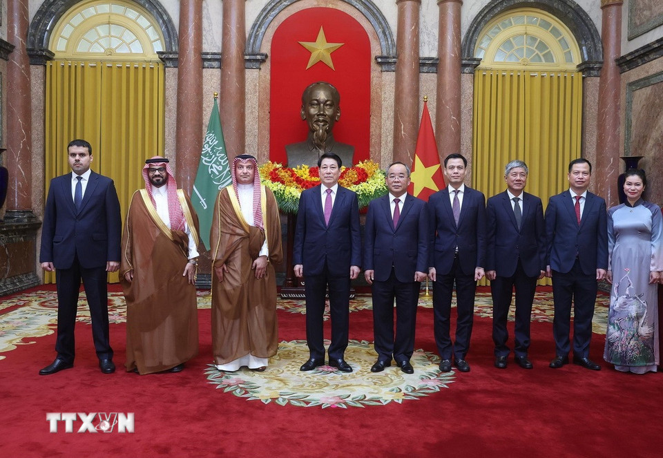 Chủ tịch nước Lương Cường với Đại sứ Vương quốc Saudi Arabia tại Việt Nam Thamer Mohammed al-Gosaibi và các đại biểu. (Ảnh: Lâm Khánh/TTXVN)