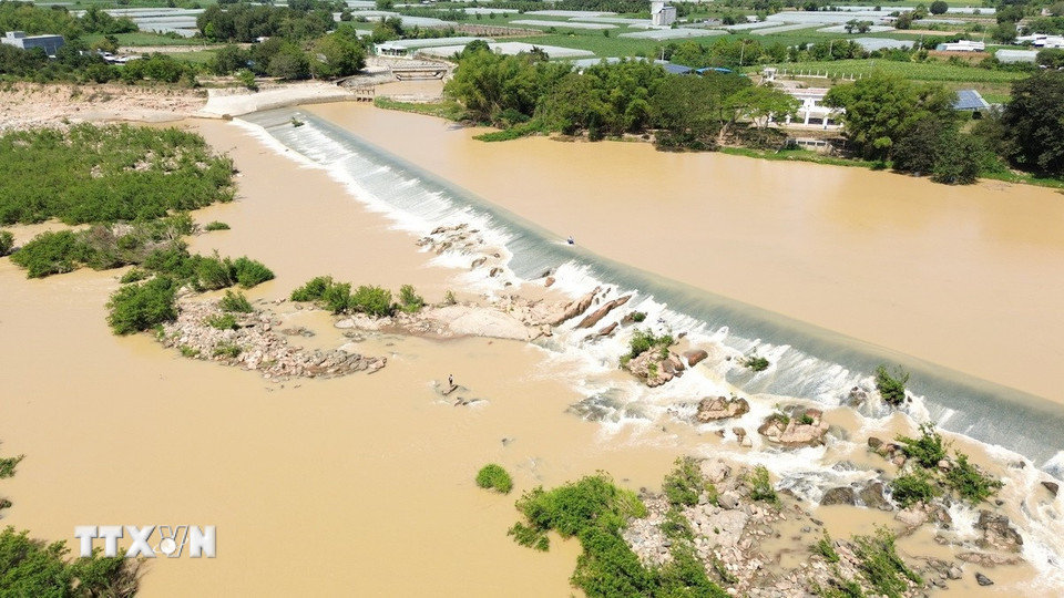 Đập Nha Trinh (xã Mỹ Sơn, Khánh Hòa) xây dựng tại vị trí dòng chảy ổn định để tăng khả năng chống chịu trước lũ, minh chứng cho kinh nghiệm thủy lợi của người Chăm xưa. (Ảnh: Nguyễn Thành/TTXVN)