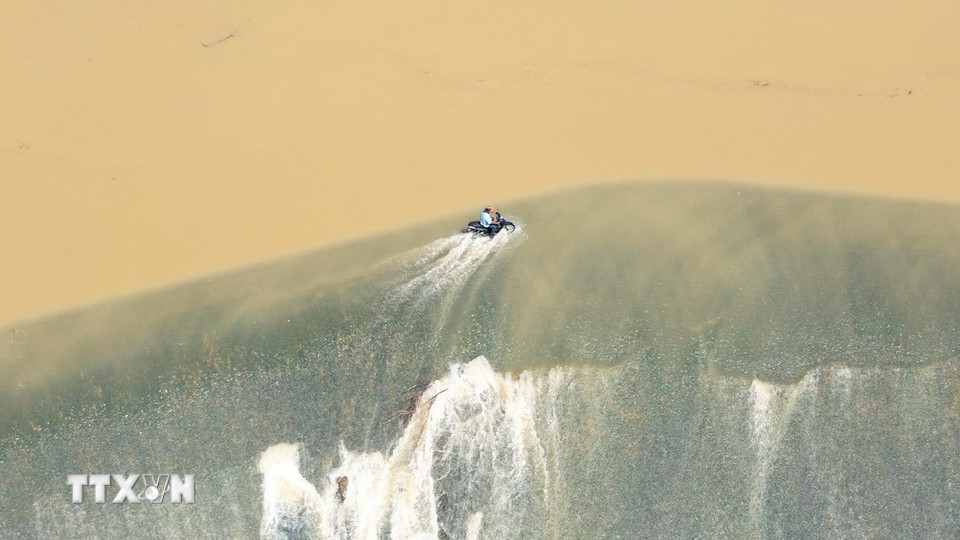 Đập dài 336 m, cao 5,3 m, rộng 3m được xếp từ những khối đá lớn, tận dụng vị trí dòng chảy ổn định tại khu vực Nha Hố nhằm tăng độ bền vững trước lũ, có vai trò điều tiết dòng chảy và cung cấp nước phục vụ tưới tiêu. (Ảnh: Nguyễn Thành/TTXVN)