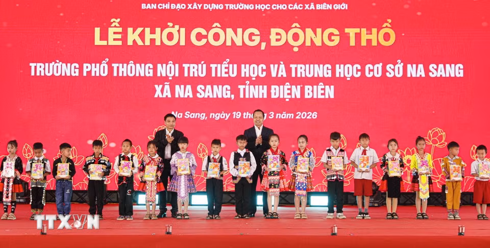 Bộ trưởng Bộ Tài chính Nguyễn Văn Thắng tặng quà học sinh có hoàn cảnh khó khăn trên địa bàn xã Na Sang. (Ảnh: Phan Quân/TTXVN)