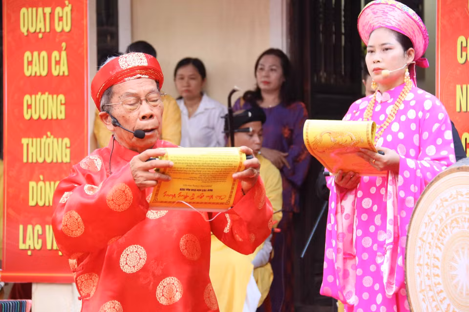 Đọc Chúc văn tại Di tích lịch sử quốc gia Đình Lạc Giao (phường Buôn Ma Thuột, Đắk Lắk), dâng lên các Vua Hùng và ôn lại lịch sử dựng nước hào hùng từ thời các Vua Hùng dựng nước đến công cuộc giữ nước, đấu tranh, xây dựng và bảo vệ Tổ quốc. (Ảnh: Hoài Thu/TTXVN)