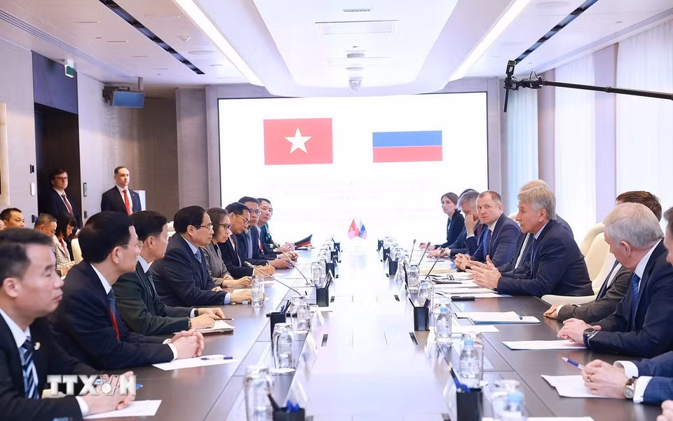 Thủ tướng Phạm Minh Chính làm việc với lãnh đạo Tập đoàn Novatek. (Ảnh: Dương Giang/TTXVN)