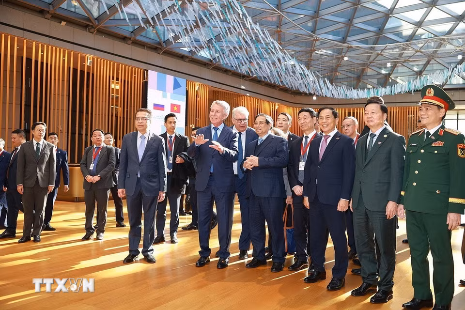 Thủ tướng Phạm Minh Chính đến thăm và làm việc với lãnh đạo Tập đoàn Novatek. (Ảnh: Dương Giang/TTXVN)
