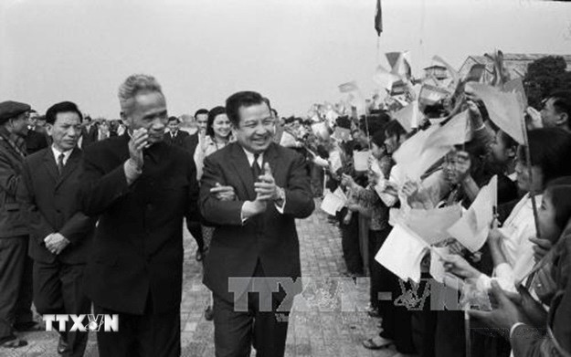 Thủ tướng Phạm Văn Đồng và nhân dân Hà Nội lưu luyến tiễn Quốc trưởng Samdech Norodom Sihanouk, Bà hoàng Monique Sihanouk và các vị khách quý Campuchia. (Ảnh: Tư liệu TTXVN)