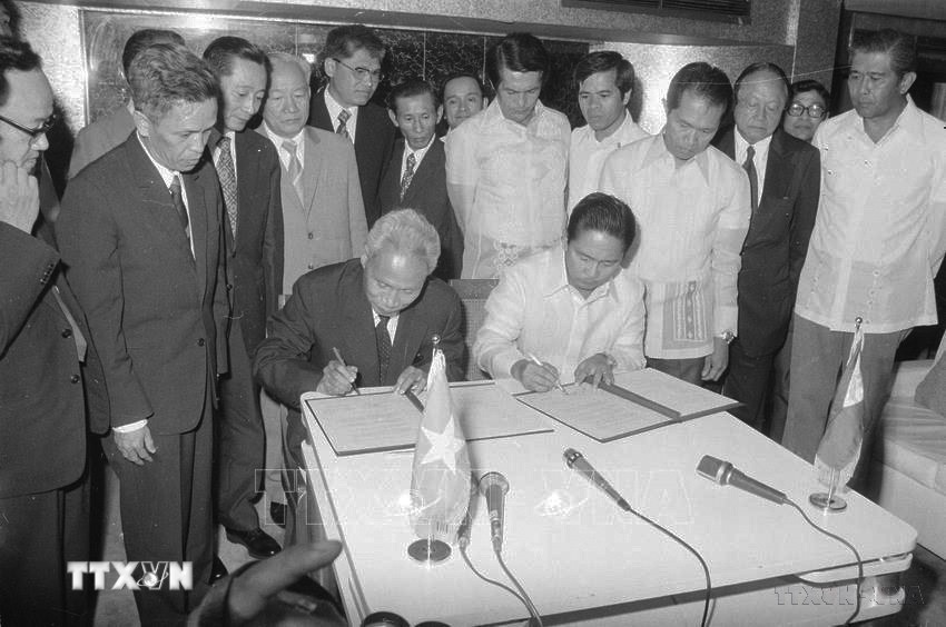 Thủ tướng Phạm Văn Đồng và Tổng thống Philippines Ferdinand Marcos ký tuyên bố chung hai nước trong chuyến thăm chính thức Philippines (1978). (Ảnh: Xuân Lâm/TTXVN)