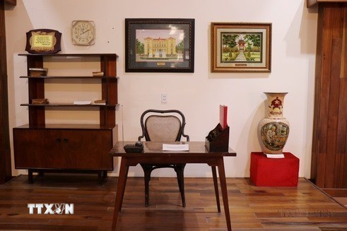 Những đồ dùng tại phòng làm việc của Thủ tướng Phạm Văn Đồng được trưng bày tại khu lưu niệm. (Ảnh: Phạm Cường/TTXVN)