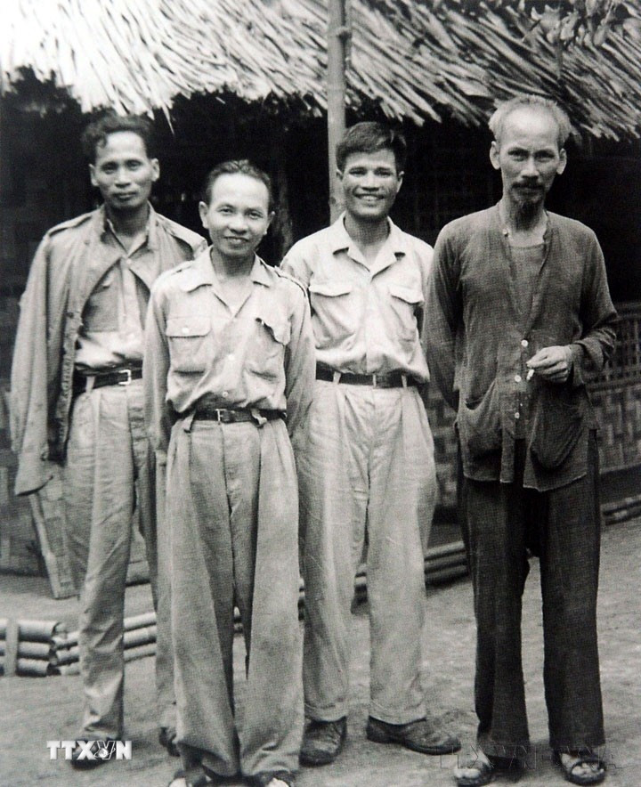Chủ tịch Hồ Chí Minh, Chủ nhiệm Tổng cục Chính trị Nguyễn Chí Thanh, Tổng Bí thư Trường Chinh, Phó Thủ tướng Phạm Văn Đồng tại Việt Bắc (từ phải sang). (Ảnh: Tư liệu TTXVN)