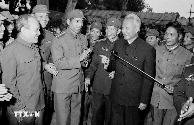 Thủ tướng Phạm Văn Đồng và các chiến sỹ công an nhân dân trong dịp ngành Công an đón nhận danh hiệu Anh hùng Lực lượng vũ trang nhân dân, ngày 5/1/1980. (Ảnh: Kim Hùng/TTXVN)