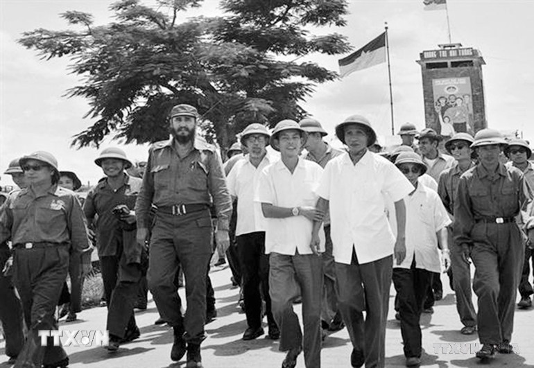 Chủ tịch Cuba Fidel Castro và Thủ tướng Phạm Văn Đồng thăm thị xã Đông Hà, năm 1973. (Ảnh: Tư liệu TTXVN)