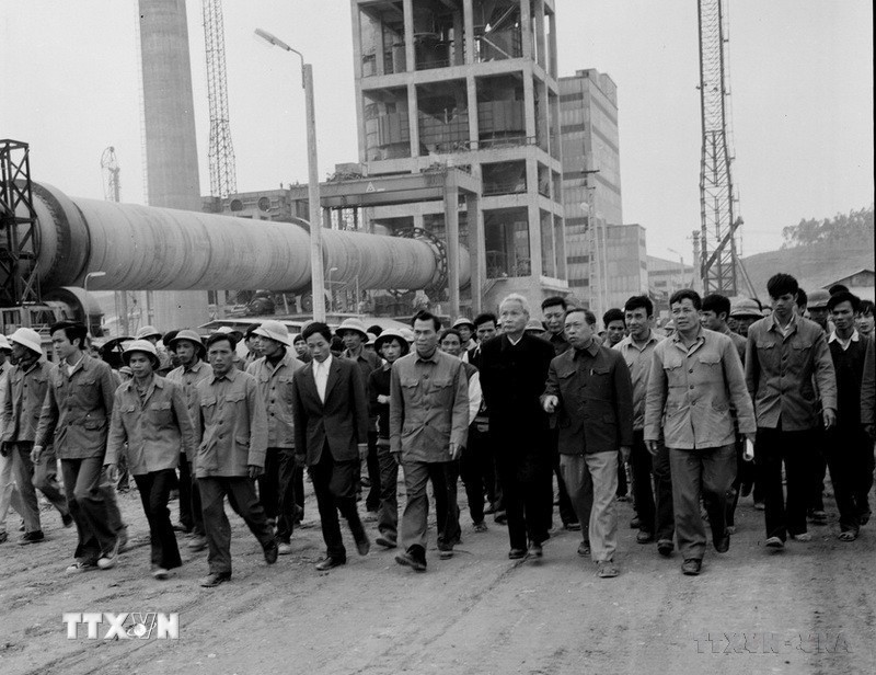 Thủ tướng Phạm Văn Đồng thăm công trường xây dựng Nhà máy xi-măng Hoàng Thạch, tháng 1/1980. (Ảnh: Xuân Lâm/TTXVN)