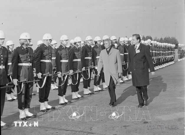 Thủ tướng Phạm Văn Đồng và Tổng thống Philippines Ferdinand Marcos ký tuyên bố chung hai nước trong chuyến thăm chính thức Philippines (1978). (Ảnh: Xuân Lâm/TTXVN)