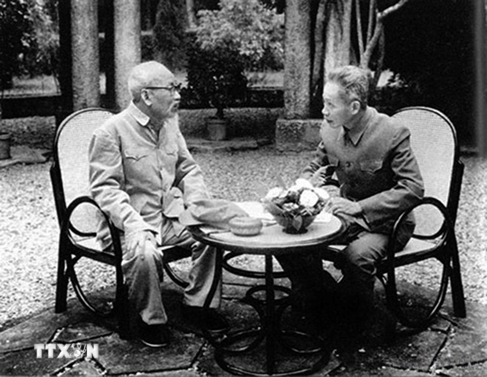Chủ tịch Hồ Chí Minh và Thủ tướng Phạm Văn Đồng tại Phủ Chủ tịch, Hà Nội (1968). (Ảnh: Tư liệu TTXVN)