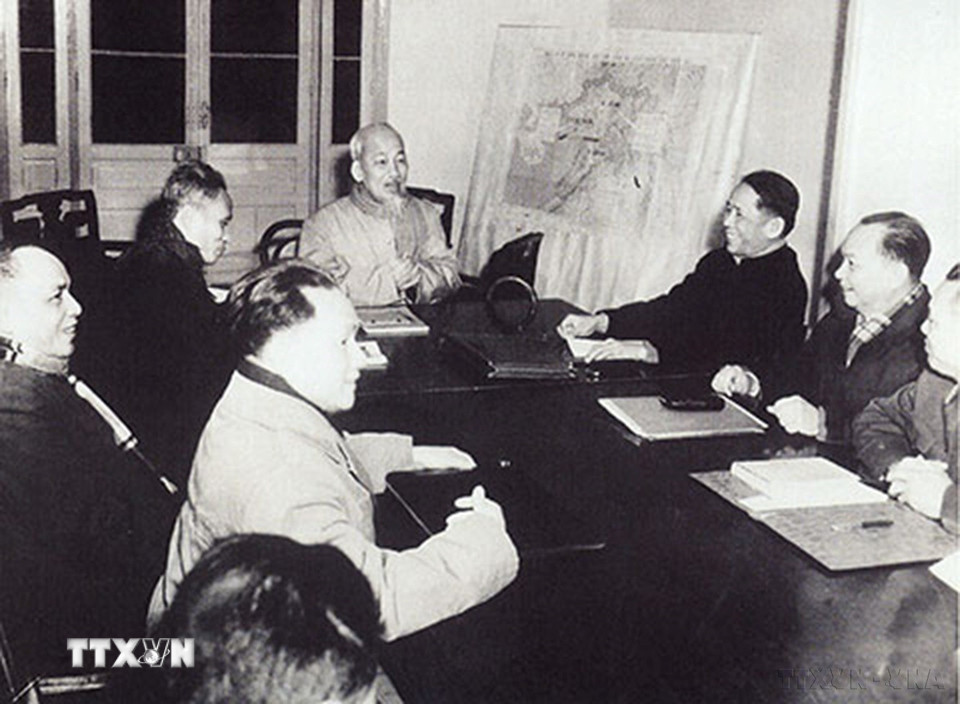 Ban Chấp hành Trung ương Đảng họp bàn phương hướng kế hoạch nhà nước năm 1961 (đồng chí Phạm Văn Đồng ngồi thứ nhất dãy bên trái Bác Hồ). (Ảnh: Tư liệu TTXVN)