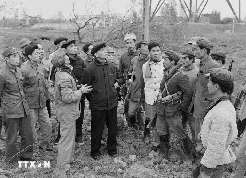 Thủ tướng Phạm Văn Đồng thăm hỏi các chiến sỹ tự vệ Đài phát thanh Mễ Trì, nơi bị máy bay Mỹ ném bom bắn phá ngày 31/12/1972. (Ảnh: Minh Trường/TTXVN)