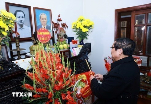 Nhân dịp Tết Nguyên đán Ất Tỵ 2025, chiều 27/1/2025 (28 tháng Chạp năm Giáp Thìn), tại Hà Nội, Thủ tướng Phạm Minh Chính dâng hương tưởng niệm Thủ tướng Phạm Văn Đồng tại nhà riêng ở Hà Nội. (Ảnh: Dương Giang/TTXVN)
