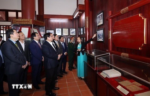 Thủ tướng Phạm Minh Chính thăm không gian trưng bày ảnh và tư liệu, hiện vật về cố Thủ tướng Phạm Văn Đồng tại Khu tưởng niệm cố Thủ tướng Phạm Văn Đồng tại làng Thi Phổ, xã Đức Tân, huyện Mộ Đức, tỉnh Quảng Ngãi, sáng 1/1/2023. (Ảnh: Dương Giang/TTXVN)