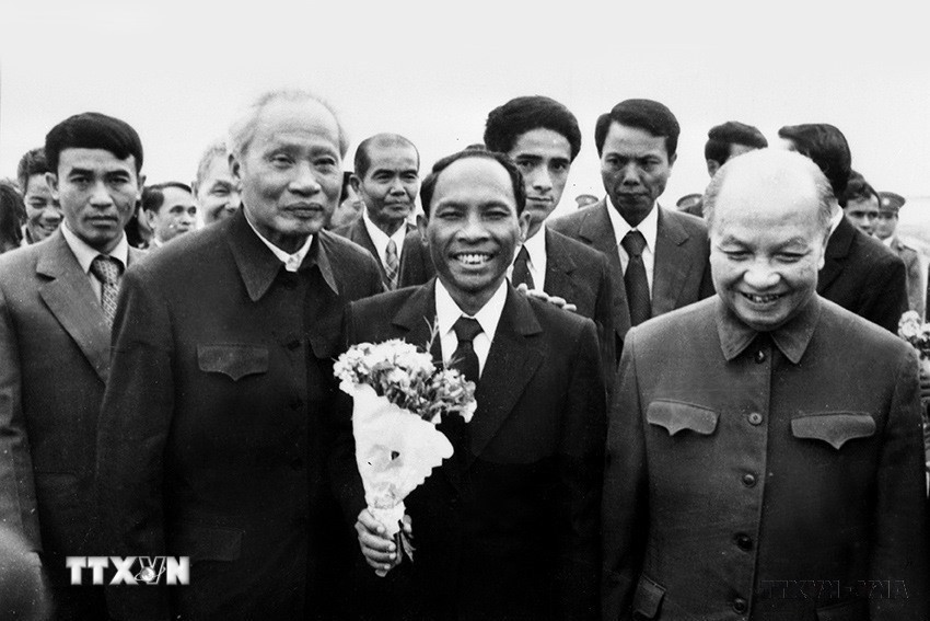 Đồng chí Trường Chinh và đồng chí Phạm Văn Đồng nồng nhiệt đón Chủ tịch Campuchia Heng Samrin sang dự Đại hội lần thứ 5 Đảng cộng sản Việt Nam (1982). (Ảnh: Tư liệu TTXVN)