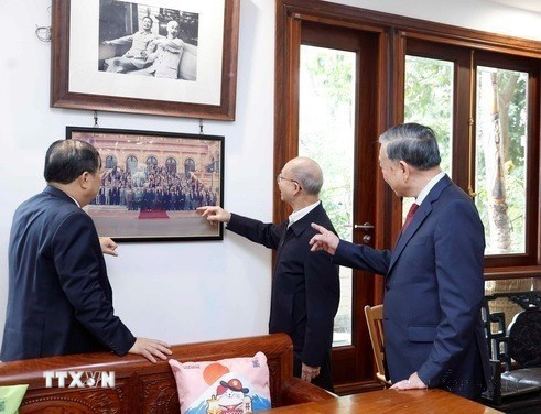 Tổng Bí thư Tô Lâm với thân nhân gia đình Thủ tướng Chính phủ Phạm Văn Đồng tại Hà Nội. (Ảnh: Thống Nhất/TTXVN)