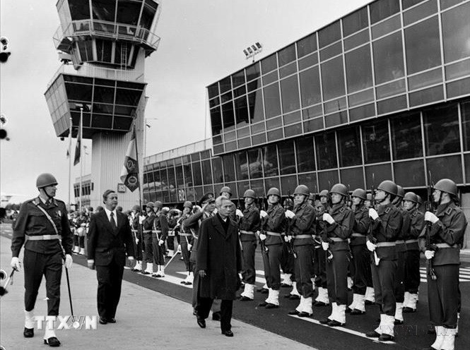 Thủ tướng Phạm Văn Đồng và Thủ tướng Phần Lan Kalevi Sorsa duyệt đội danh dự trong chuyến thăm Phần Lan (1977). (Ảnh: TTXVN)