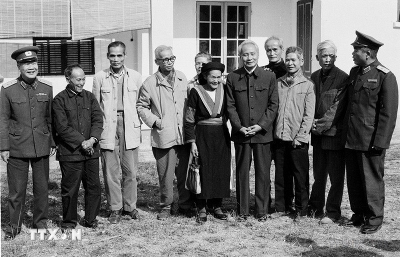 Thủ tướng Phạm Văn Đồng thăm các chiến sỹ cách mạng lão thành và gia đình có công với cách mạng tỉnh Cao Bằng, Tết Nhâm Tuất 1982. (Ảnh: Xuân Lâm/TTXVN)