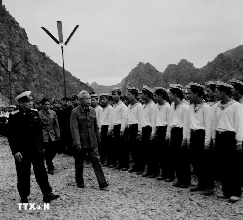 Thủ tướng Phạm Văn Đồng thăm một đơn vị Hải quân Nhân dân Việt Nam, tháng 1/1980. (Ảnh: Xuân Lâm/TTXVN)