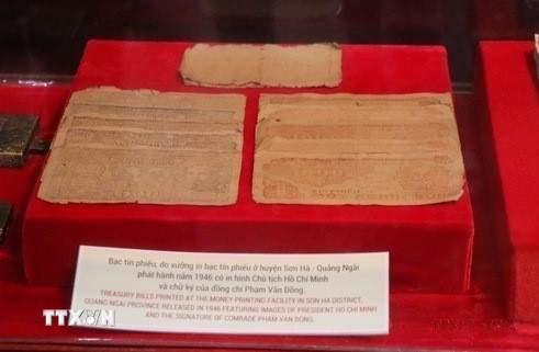 Các tờ giấy bạc tín phiếu được in năm 1946 tại Sơn Hà (khi đó là huyện thuộc tỉnh Quảng Ngãi) có in hình Bác Hồ và chữ ký của Thủ tướng Phạm Văn Đồng. (Ảnh: Phạm Cường/TTXVN)