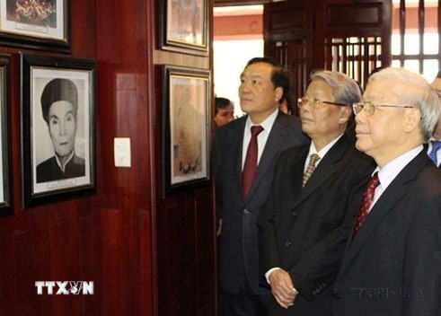 Tổng Bí thư Nguyễn Phú Trọng xem trưng bày hiện vật, hình ảnh về Thủ tướng Phạm Văn Đồng tại Khu lưu niệm Thủ tướng Phạm Văn Đồng tại xã Mộ Đức (Quảng Ngãi, tháng 1/3/2016). (Ảnh: TTXVN)