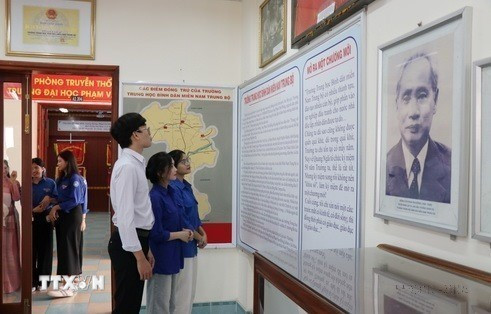 Sinh viên Trường Đại học Phạm Văn Đồng tìm hiểu truyền thống nhà trường tại phòng truyền thống. (Ảnh: Phạm Cường/TTXVN)