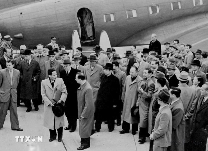 Ngày 4/5/1954, Phái đoàn ngoại giao Việt Nam Dân chủ Cộng hòa, do Phó Thủ tướng Phạm Văn Đồng làm Trưởng đoàn, đến Geneva (Thụy Sĩ) tham dự Hội nghị Geneva về Đông Dương. (Ảnh: TTXVN)