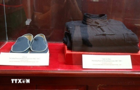 Giày vải và áo chàm của Thủ tướng Phạm Văn Đồng được trưng bày tại khu lưu niệm. (Ảnh: Phạm Cường/TTXVN)