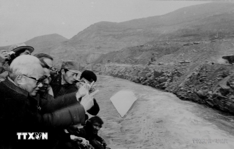 Thủ tướng Phạm Văn Đồng thả đá tượng trưng mở đầu ngày hội lấp sông Đà để xây dựng Nhà máy thủy điện Hòa Bình, ngày 9/1/1986. (Ảnh: Xuân Lâm/TTXVN)