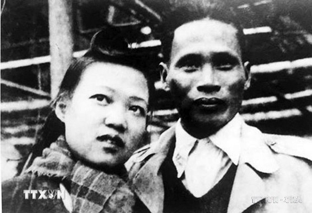 Thủ tướng Phạm Văn Đồng và vợ, bà Phạm Thị Cúc tại Quảng Ngãi (1948). (Ảnh: Tư liệu TTXVN)