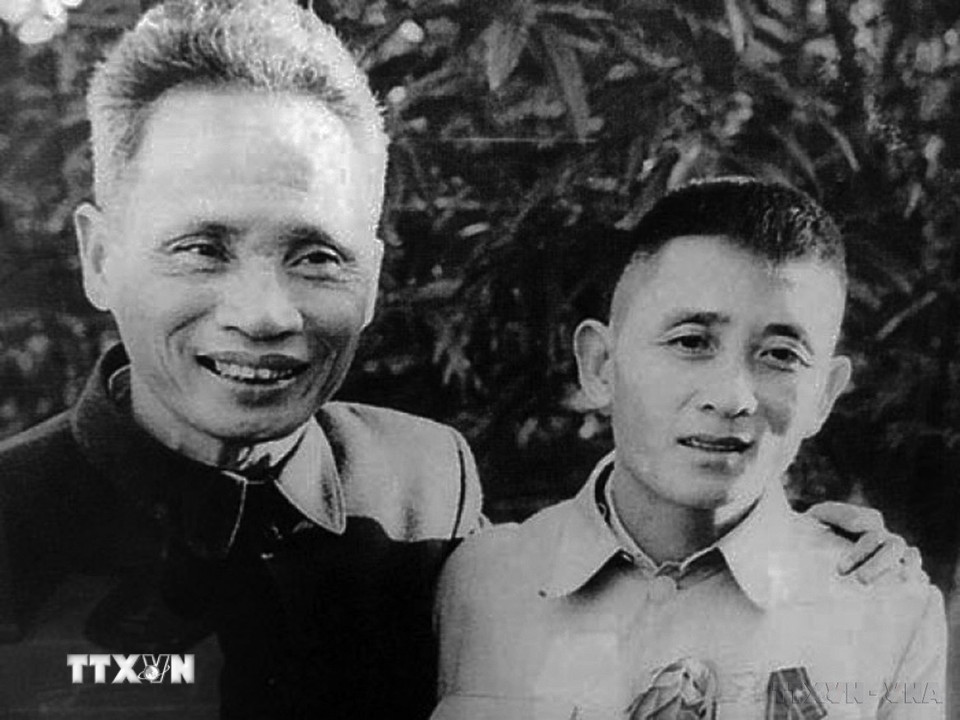 Thủ tướng Phạm Văn Đồng với ông Hồ Giáo 2 lần Anh hùng Lao động tại Đại hội liên hoan Anh hùng, Chiến sỹ thi đua (12/1966). (Ảnh: Tư liệu TTXVN)