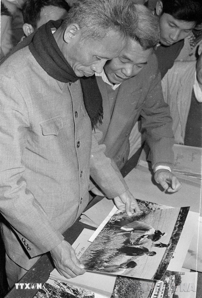 Thủ tướng Phạm Văn Đồng thăm phòng ảnh của Phân xã Nhiếp ảnh (Thông tấn xã Việt Nam). (Ảnh: Tư liệu TTXVN)