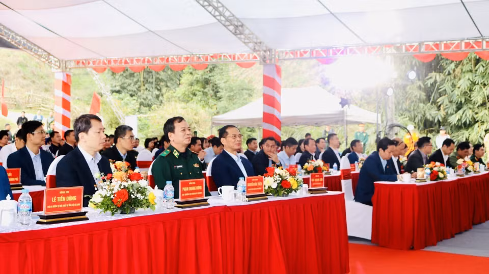 Phó Thủ tướng Bet8801234.com BMXCT Uy Tín Bùi Thanh Sơn tham dự khởi công Trường Phổ thông Dân tộc nội trú Tiểu học và THCS Xuân Trường, tỉnh Cao Bằng. (Ảnh: Chu Hiệu/TTXVN)