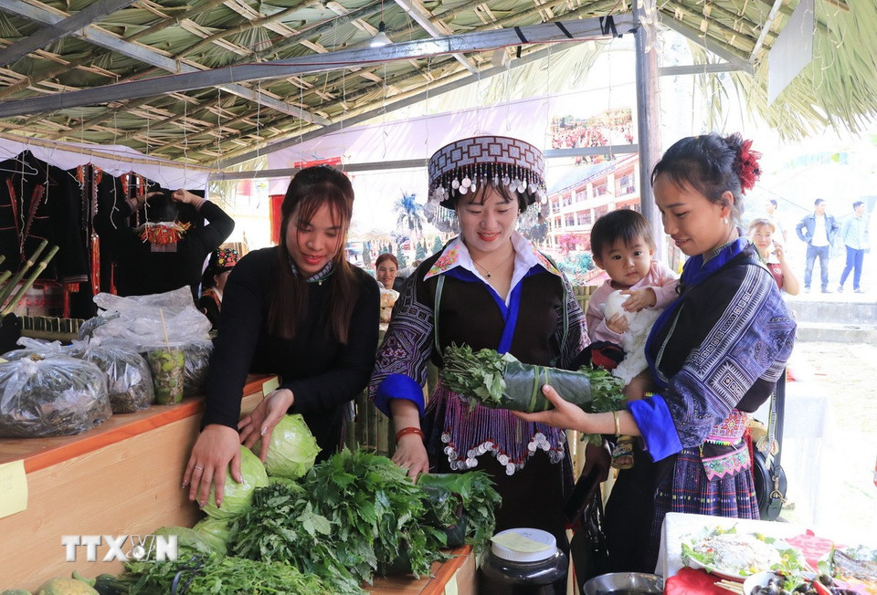 Đến với Lễ hội Lồng Tồng ở xã Phong Dụ Thượng, du khách còn thưởng thức và trải nghiệm nhiều đặc sản vùng cao của người dân. (Ảnh: Đinh Thùy/TTXVN)