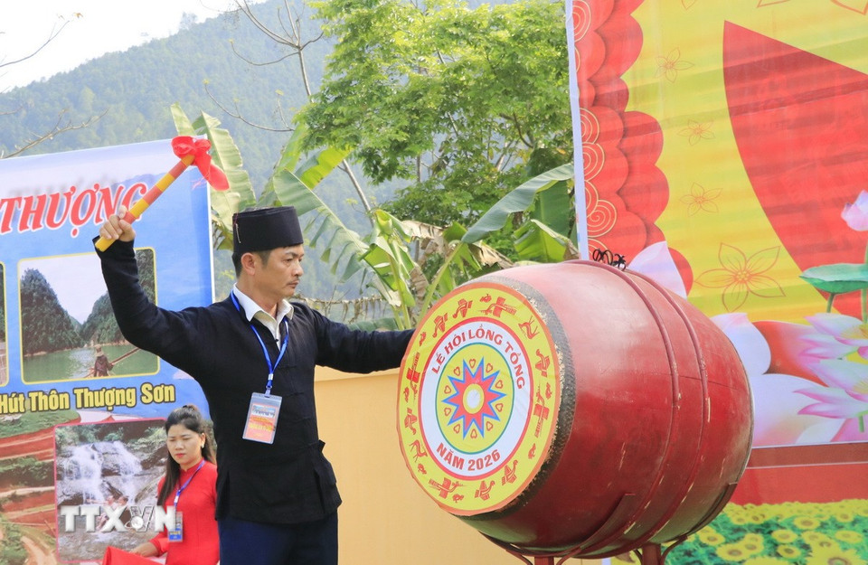 Chủ tịch UBND xã Phong Dụ Thượng Lương Văn Thu đánh trống khai mạc lễ hội. (Ảnh: Đinh Thùy/TTXVN)
