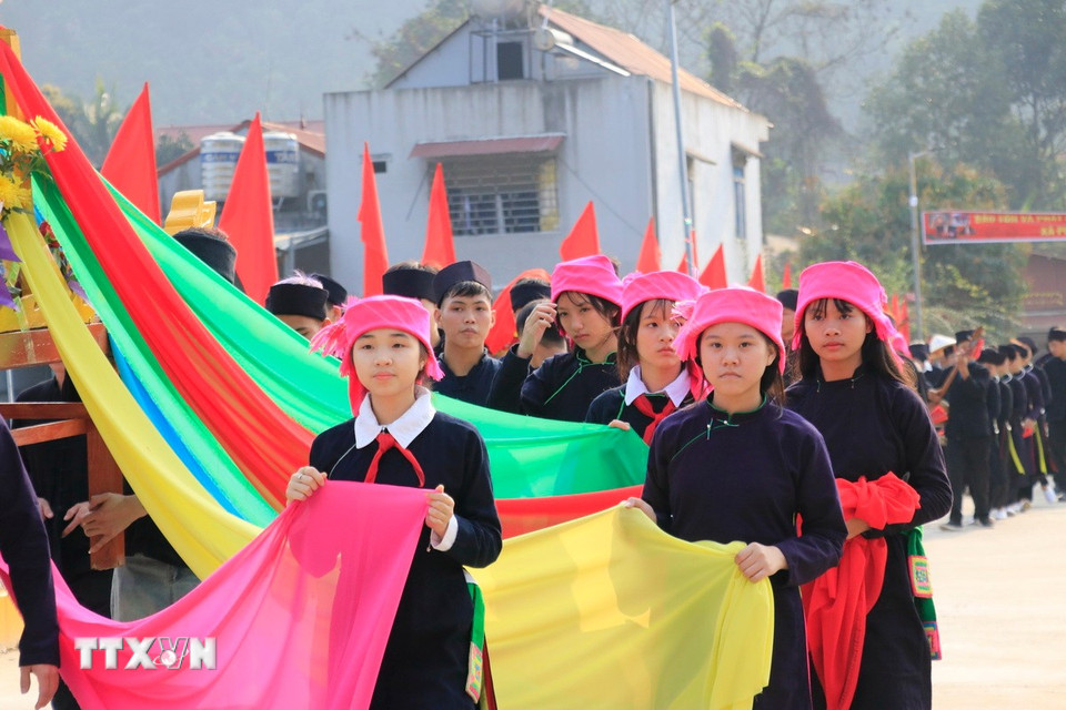 Thiếu nữ Tày rạng rỡ trong bộ trang phục truyền thống. (Ảnh: Đinh Thùy/TTXVN)