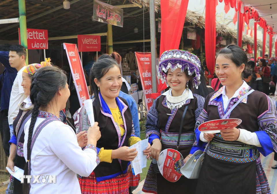 Lễ hội Lồng Tồng ở xã Phong Dụ Thượng (Lào Cai) thu hút đồng bào các dân tộc đến chơi hội. (Ảnh: Đinh Thùy/TTXVN)