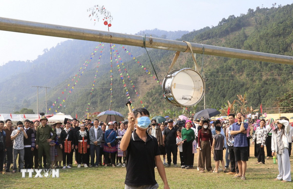 Du khách trải nghiệm trò chơi bịt mắt đánh trống tại lễ hội. (Ảnh: Đinh Thùy/TTXVN)
