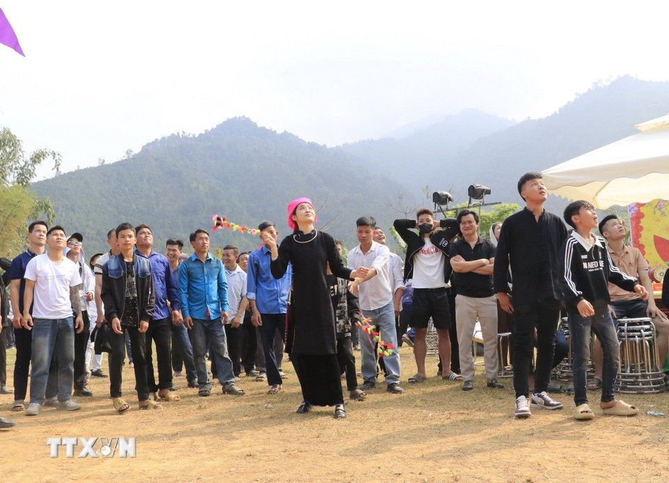 Trò chơi ném còn thu hút sự tham gia của đông đảo người dân và du khách. (Ảnh: Đinh Thùy/TTXVN)