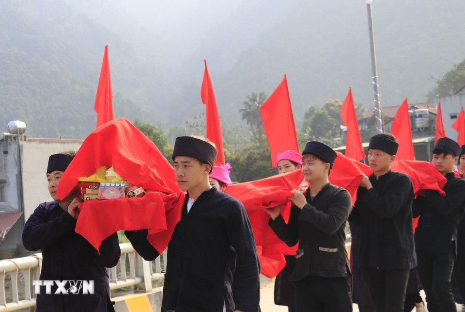 Mâm lễ được dâng lên các vị thần. (Ảnh: Đinh Thùy/TTXVN)