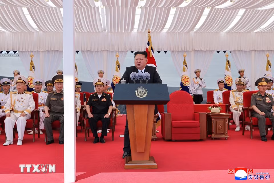 Nhà lãnh đạo Triều Tiên Kim Jong Un cho biết tàu khu trục Choe Hyon sở hữu "khả năng tác chiến phức tạp và hoàn hảo nhất." Ông nhấn mạnh Hải quân Triều Tiên đang phát triển thành một binh chủng hoàn chỉnh được trang bị các phương tiện chiến lược. (Ảnh: YONHAP/TTXVN)