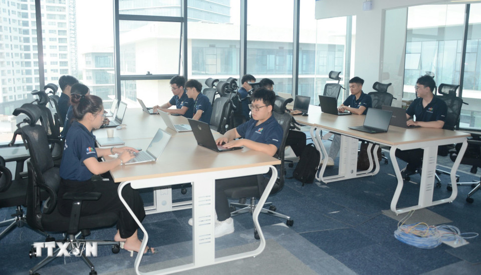 Các nhân viên làm việc tại Trung tâm R&amp;D về công nghệ cao và chip bán dẫn. (Ảnh: Văn Dũng/TTXVN)