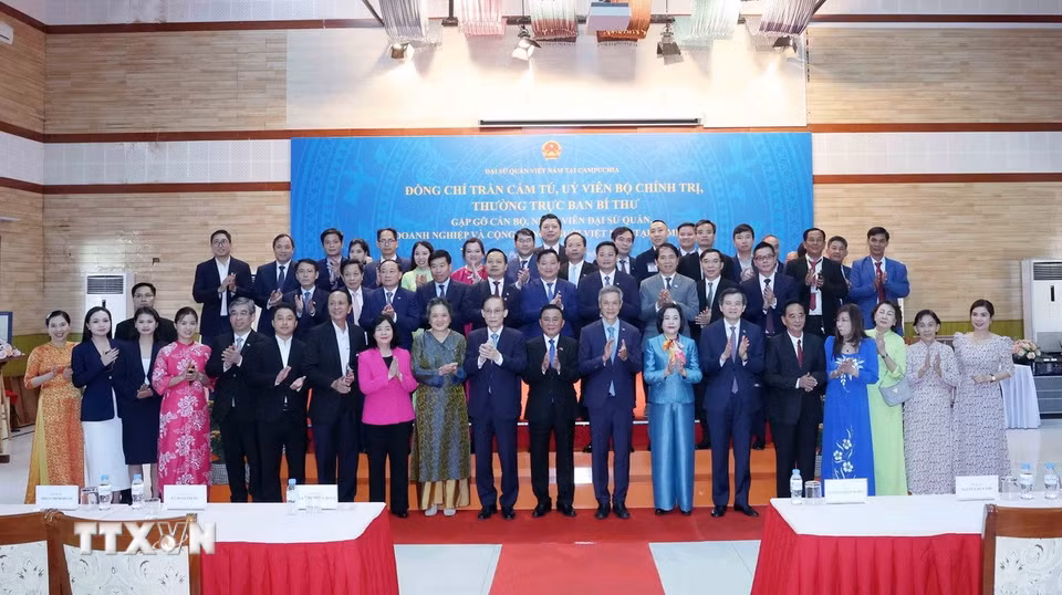 Thường trực Ban Bí thư Trần Cẩm Tú cùng cộng đồng, doanh nghiệp Việt Nam tại Campuchia. (Ảnh: Phương Hoa/TTXVN)