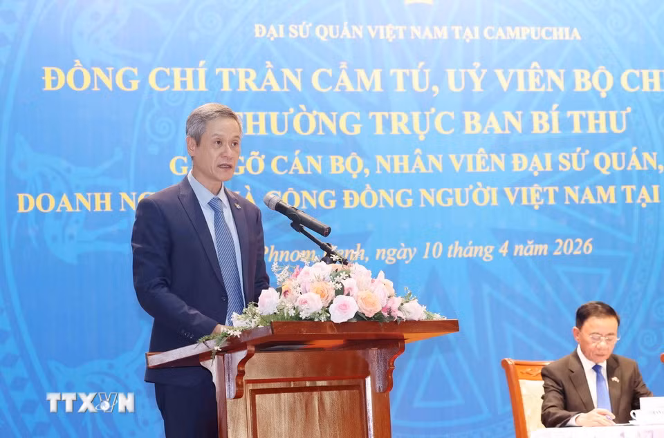 Đại sứ Việt Nam tại Campuchia Nguyễn Minh Vũ phát biểu tại buổi gặp mặt. (Ảnh: Phương Hoa/TTXVN)